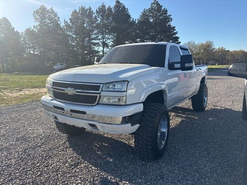 Used 2006 Chevrolet Silverado 1500 LT w/ Light Duty Power Package image 2