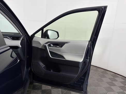 Used 2020 Toyota RAV4 XLE image 42