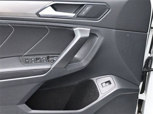 Used 2024 Volkswagen Tiguan SE image 17