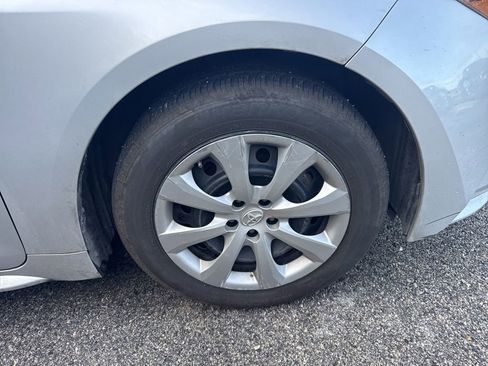 Used 2021 Toyota Corolla LE FWD image 3