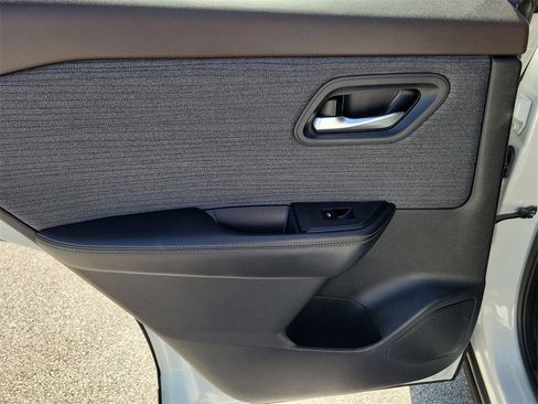 Used 2021 Nissan Rogue SV image 16