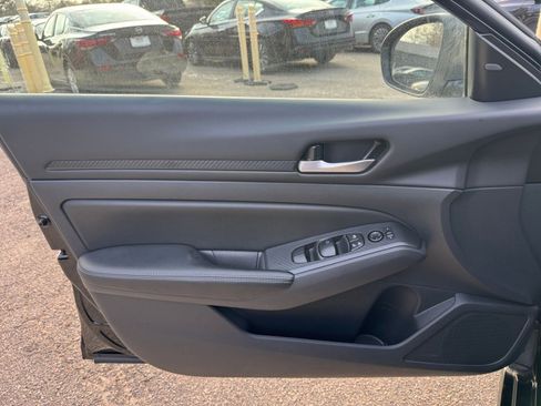 Used 2025 Nissan Altima 2.5 SV image 18