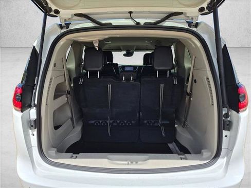 Used 2023 Chrysler Pacifica Touring-L FWD image 15