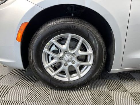 Used 2026 Chrysler Pacifica Select image 11