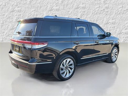 Used 2024 Lincoln Navigator Reserve image 3