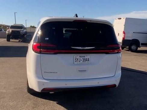 Used 2023 Chrysler Pacifica Touring-L image 7
