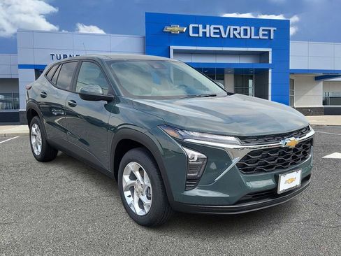 New 2026 Chevrolet Trax LS w/ LS Convenience Package FWD image 2