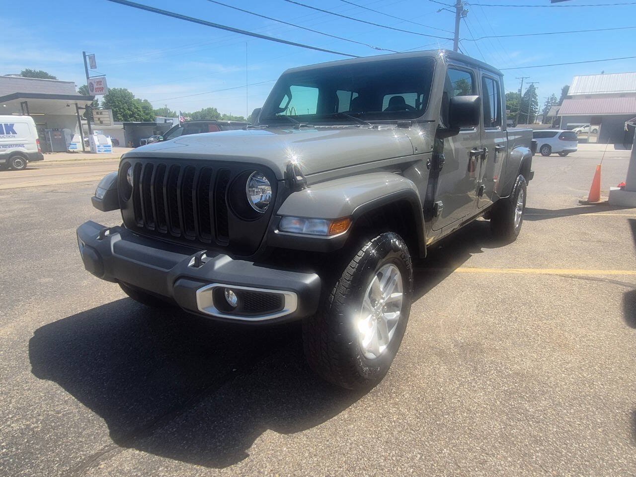 Used 2023 Jeep Gladiator Sport AWD/4WD image 3