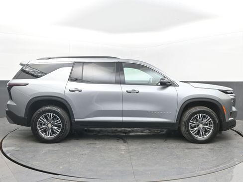 Used 2025 Chevrolet Traverse LT image 10