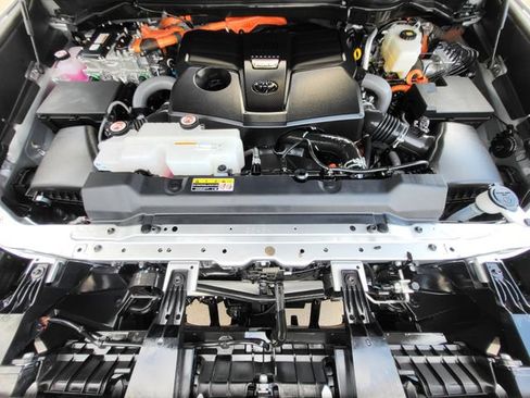 Used 2025 Toyota Tundra Limited AWD/4WD image 11