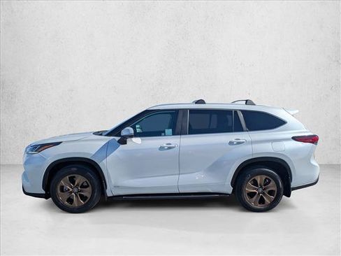 Used 2023 Toyota Highlander Bronze Edition AWD/4WD image 9