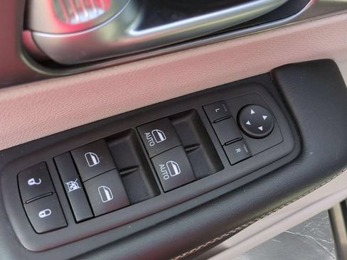 Used 2023 Chrysler Pacifica Touring-L FWD image 14