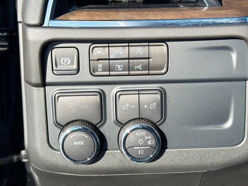 Used 2025 Chevrolet Suburban High Country image 36