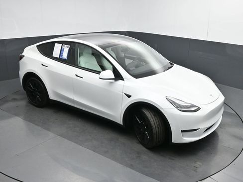 Used 2022 Tesla Model Y Long Range image 43