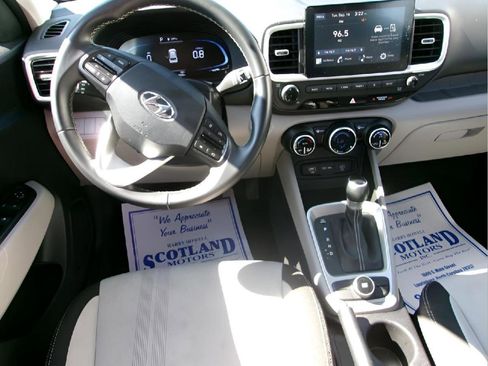 Used 2024 Hyundai Venue SEL image 11