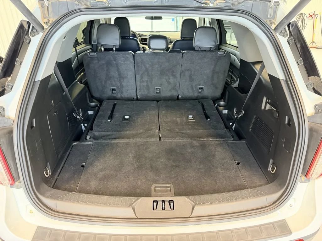 Used 2024 Ford Explorer XLT w/ Equipment Group 202A AWD/4WD image 33
