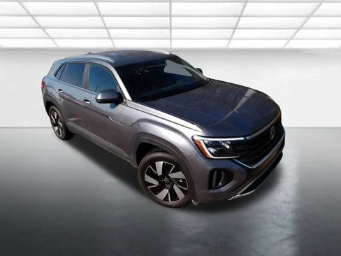 Used 2025 Volkswagen Atlas Cross Sport SE image 2