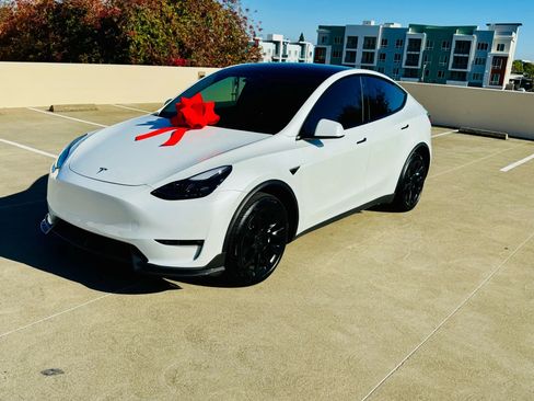 Used 2023 Tesla Model Y AWD image 2
