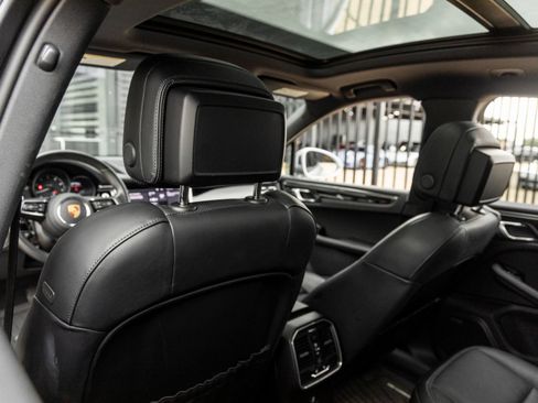Certified 2024 Porsche Macan AWD/4WD image 25