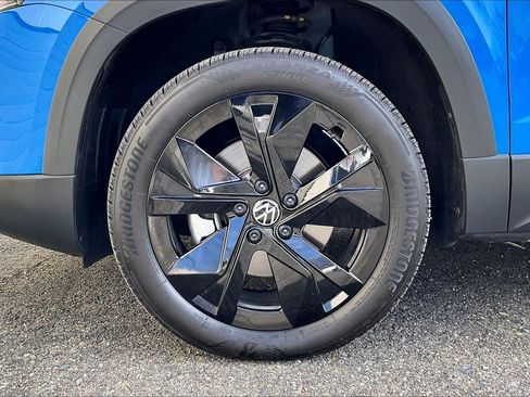 Certified 2025 Volkswagen Taos SE image 8