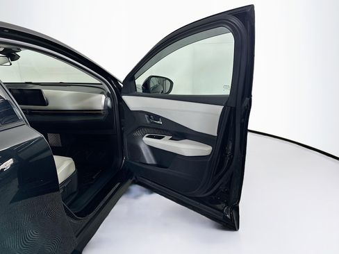 Used 2023 Nissan Ariya FWD image 32