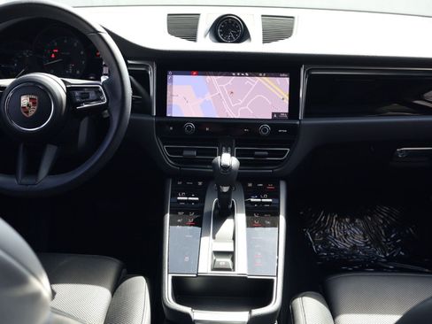Certified 2025 Porsche Macan AWD/4WD image 20