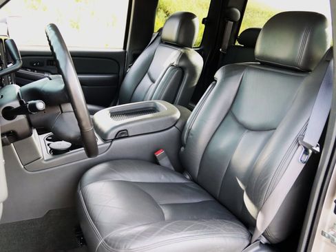 Used 2004 GMC Sierra 3500 SLT w/ Heavy-Duty Power Package image 18