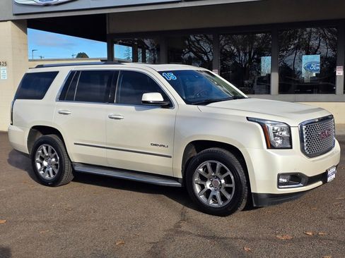 Used 2015 GMC Yukon Denali w/ Touring Package image 2