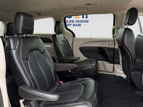 Used 2024 Chrysler Pacifica Touring-L FWD image 17