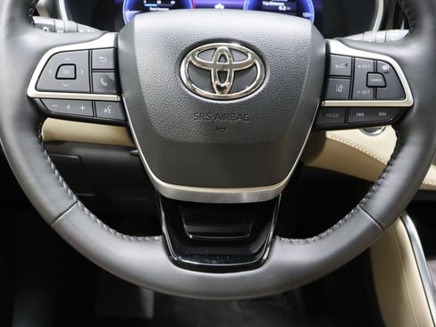 Used 2023 Toyota Highlander Limited image 25