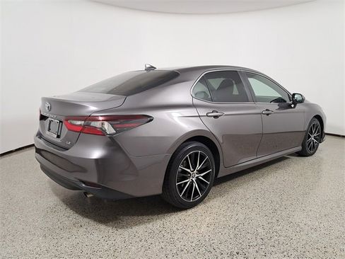 Used 2022 Toyota Camry LE image 5