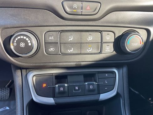 Used 2024 GMC Terrain SLE w/ Elevation Edition image 18