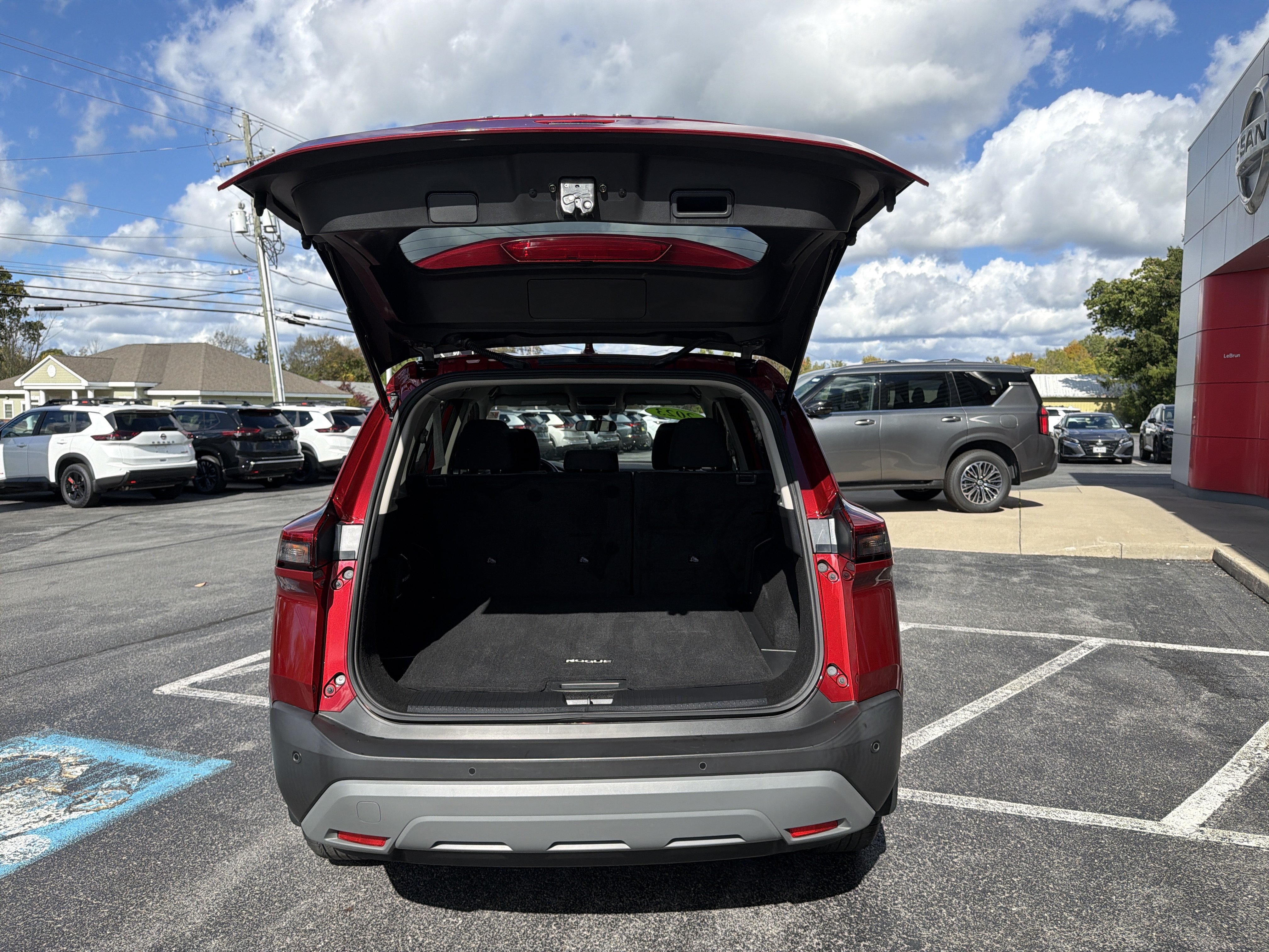 Used 2023 Nissan Rogue SV AWD/4WD image 7