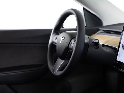 Used 2021 Tesla Model Y Long Range image 26