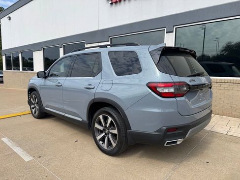Used 2024 Honda Pilot Touring image 4