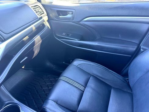 Used 2017 Toyota Highlander SE image 31