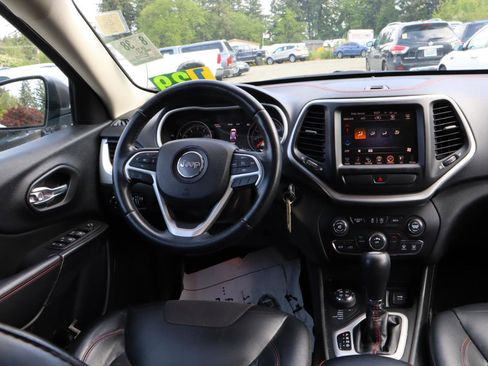 Used 2015 Jeep Cherokee Trailhawk AWD/4WD image 9