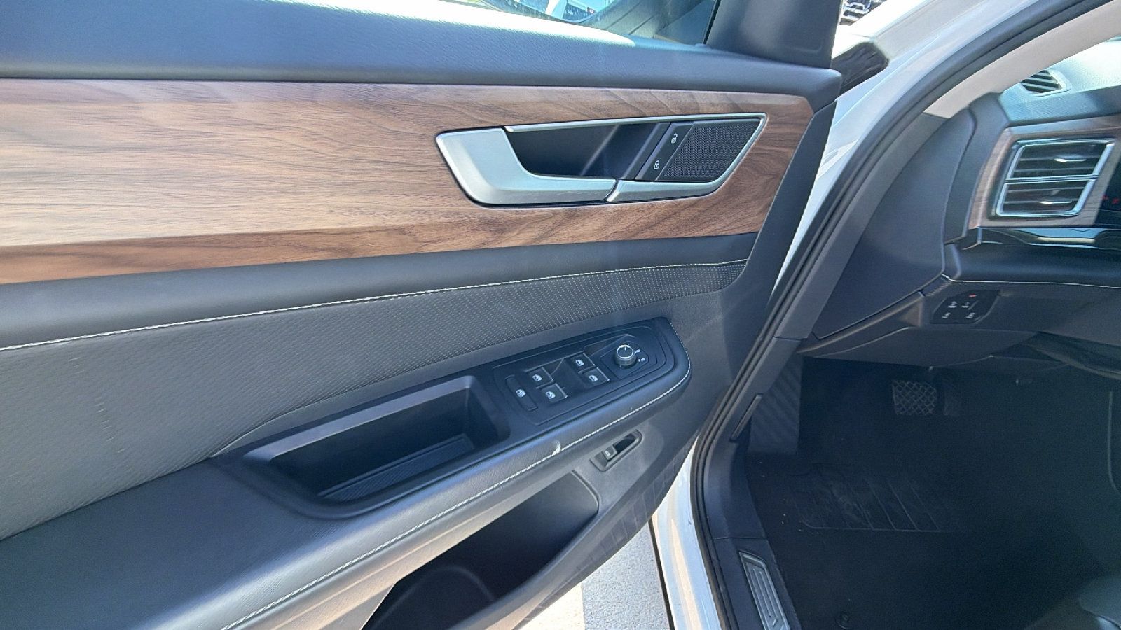 Used 2025 Volkswagen Atlas SE FWD image 15