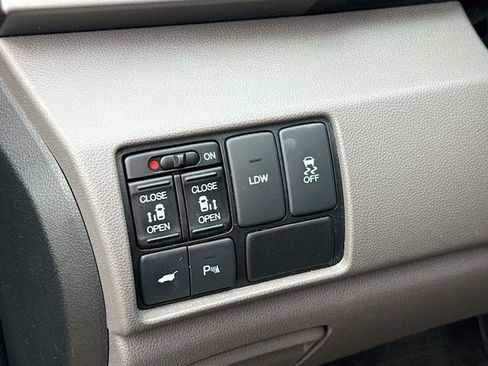 Used 2016 Honda Odyssey Touring Elite image 11