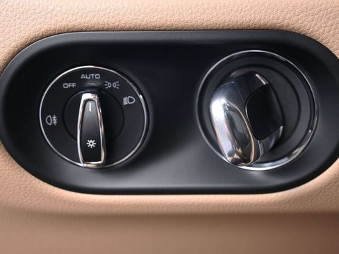 Used 2026 Porsche Macan AWD/4WD image 24