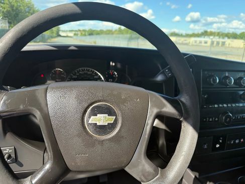 Used 2016 Chevrolet Express 2500 image 22