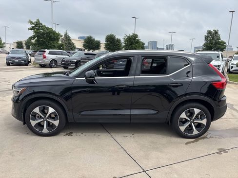 Used 2025 Volvo XC40 B5 Plus image 8