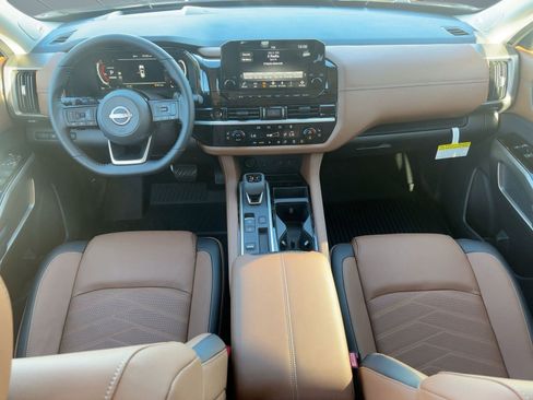 New 2025 Nissan Pathfinder Platinum w/ Black Appearance Package image 17