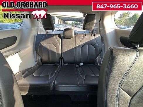 Used 2023 Chrysler Pacifica Touring-L FWD image 12