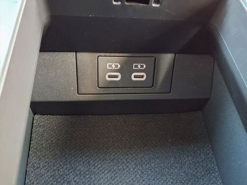 Used 2025 Toyota Prius LE image 10