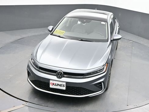 Used 2025 Volkswagen Jetta SE image 28