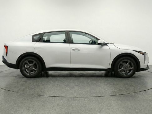Used 2025 Kia K4 FWD image 11