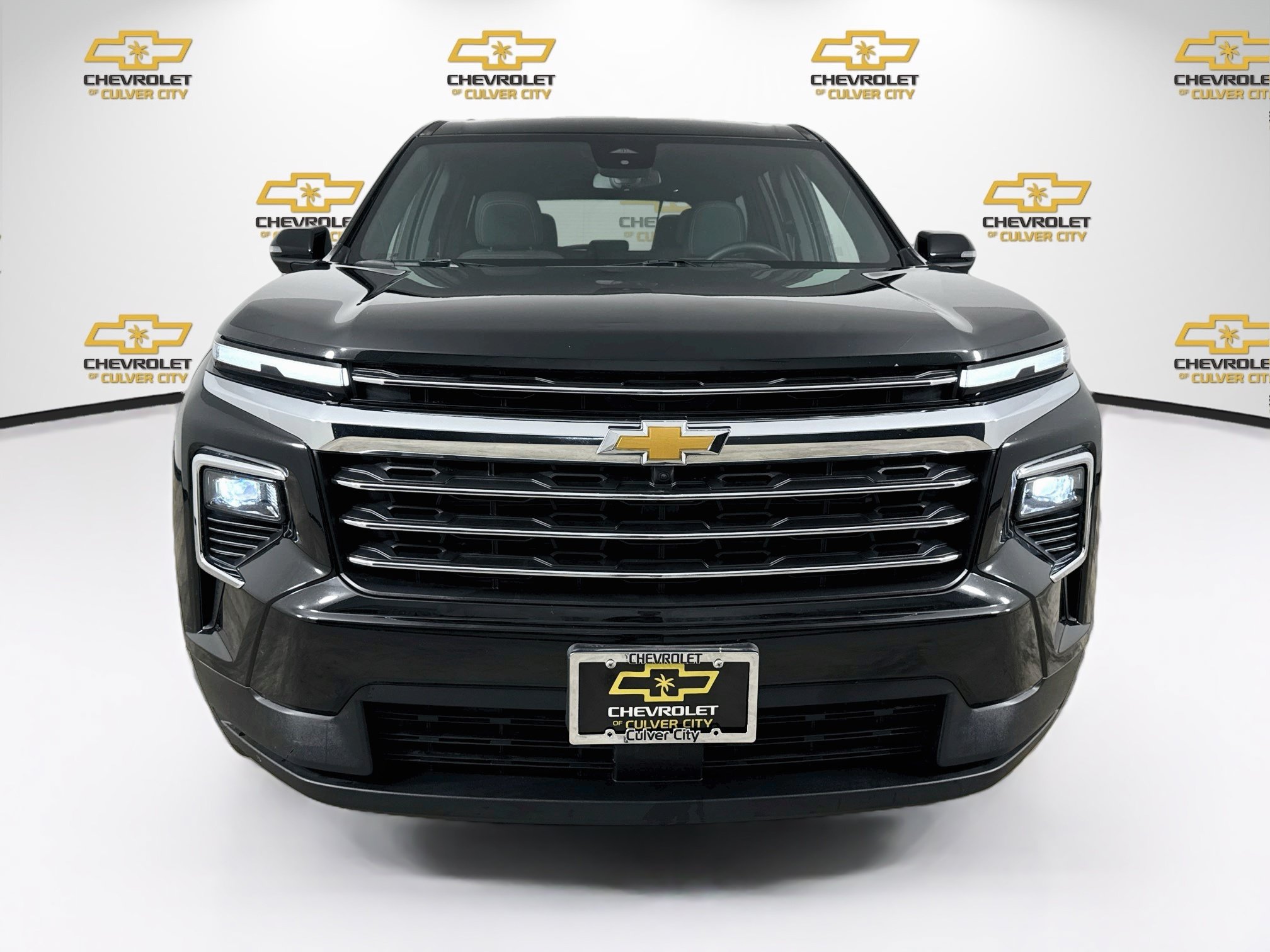 Used 2024 Chevrolet Traverse LT w/ Trailering Package FWD image 2