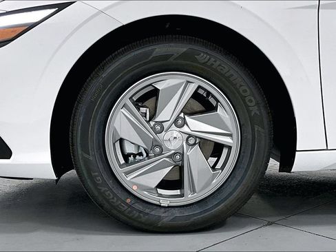 Used 2026 Hyundai Elantra SE FWD image 29