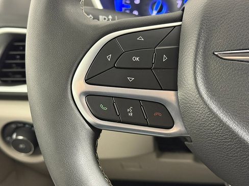 Used 2024 Chrysler Pacifica Touring-L image 38